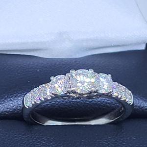 Lady's Diamond Engagement Ring: 4.6g 14k-W/G, 1-Round Brilliant Cut Diamond 0.40ctw, 2-Round Brillia