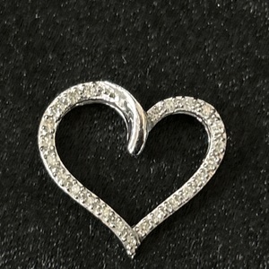  Silver-Diamond Pendant: 1.4g Silv-925, 1-Round Brilliant Cut Diamond 0.06ctw, 2