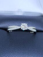 Lady's Diamond Solitaire Ring: 3.2g 18k-W/G, 1-Round Brilliant Cut Diamond 0.26ctw Size:6