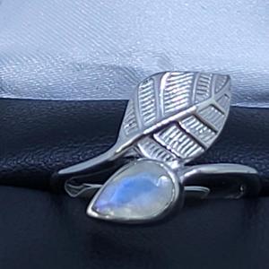 Lady's Silver & Stone Ring: 3.3g Silv-925, 1-Pear Cut Moonstone 1.60ctw Size:8, Leaf Ring With 6x8mm