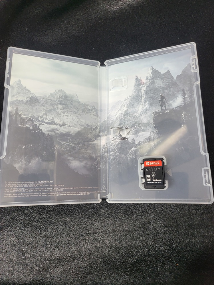 Nintendo Switch game Skyrim complete with case in great shape!
