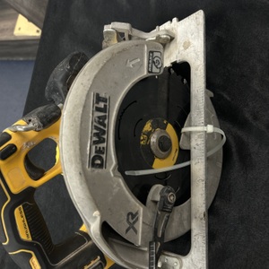 Dewalt Saw - DCS570 "BATTERY INCLUDED"