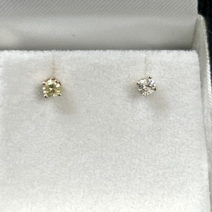  Yellow Gold Studs Earrings 0.54gms 14kt Screw back Screw back 2 Round Near Colo