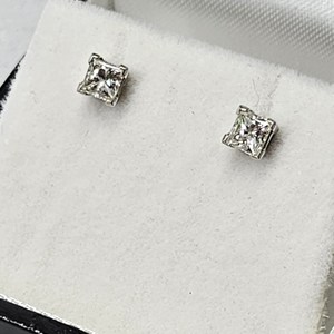 14ktWhiteDiamondStuds0.78gmsEarrings2 PrincessFaintColorSI1Diamon30pts0.60c0.12g