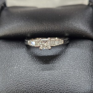  18K White Gold Diamond Engagement Ring With Certificate CANADA size 5 1/2