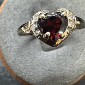  Gold Female 10kt Yellow Women's Fashion 2.29gms Ring Sz:7 Heart Shaped Garnet C