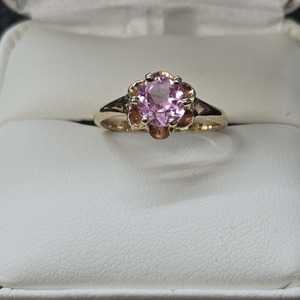   Women's 10K Yellow Gold Pink Sapphire Ring. Size 6. Weight 1.8g