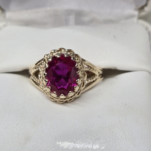 Women's 10K Vintage Ruby Ring. Size 7 1/2, 3.57g