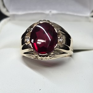 Men's Vintage 10K Yellow Gold Garnet & Diamond Ring. Size 8 1/2