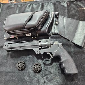 LIKE NEW! Crosman Vigilante BB/ Pellet Revolver with Holster & 2 extra Mags 